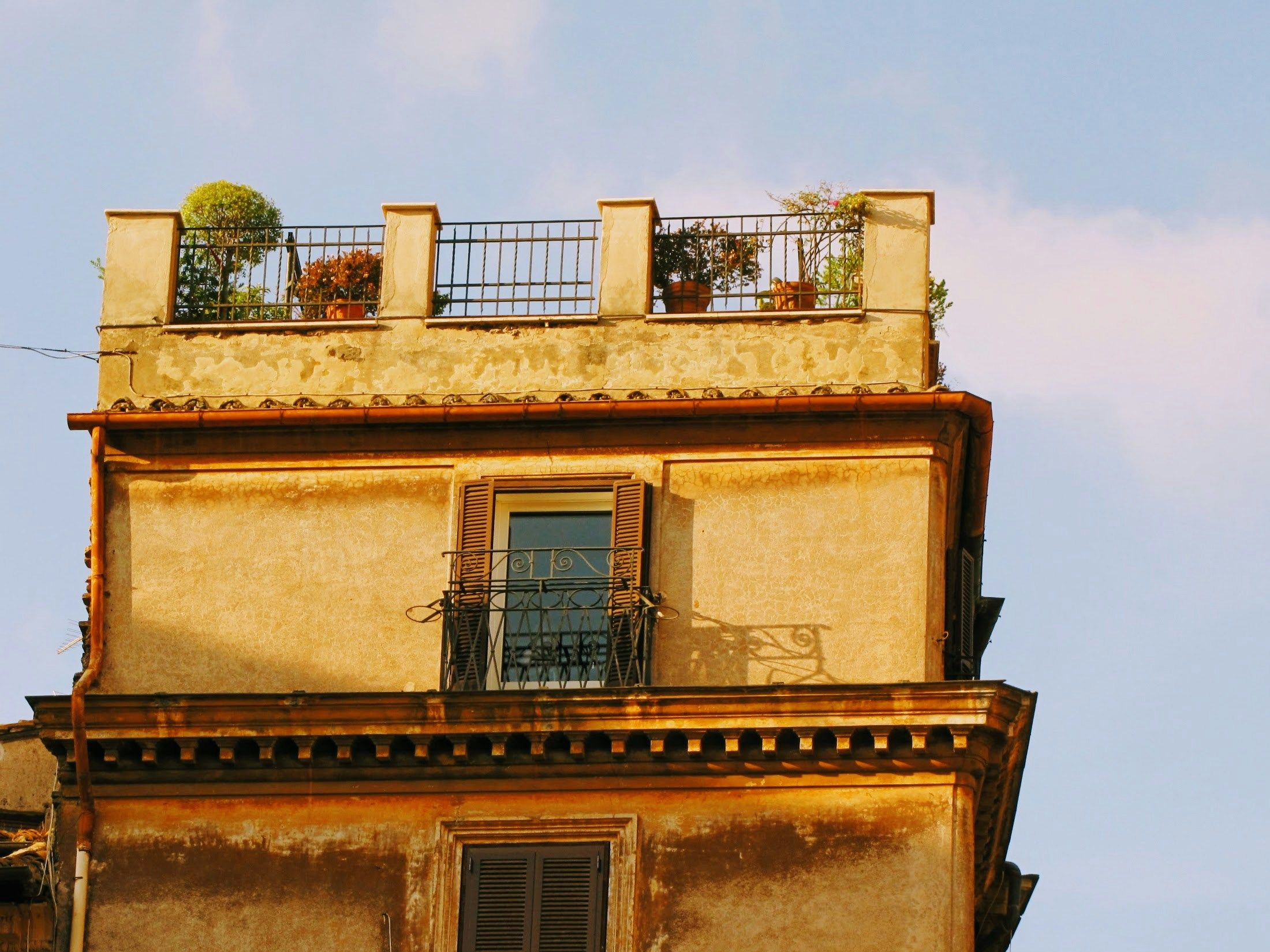 un edificio alto con un balcone e una terrazza
