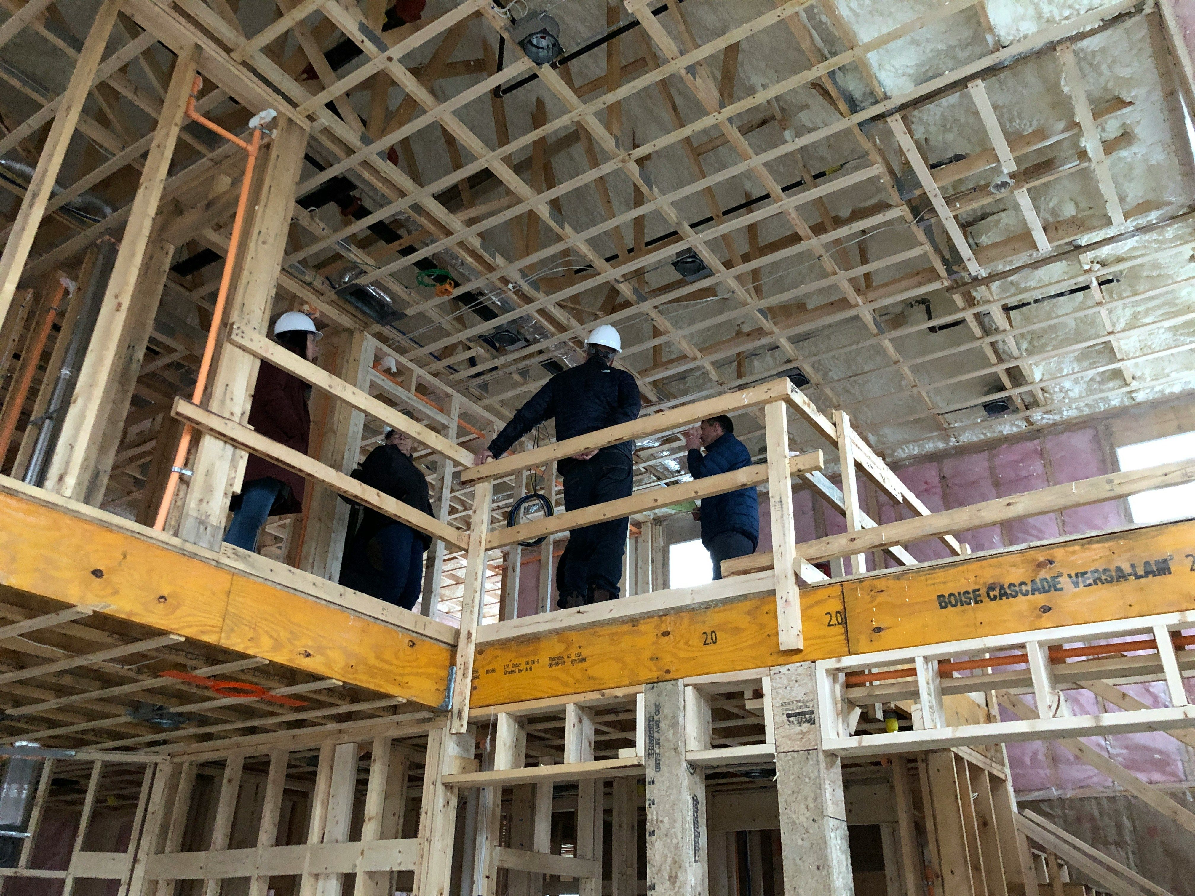 un gruppo di uomini in piedi sulla cima di una struttura di legno