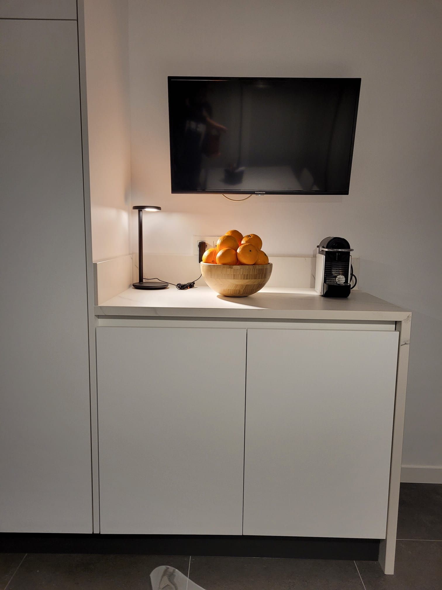 una ciotola di arance con una TV sopra