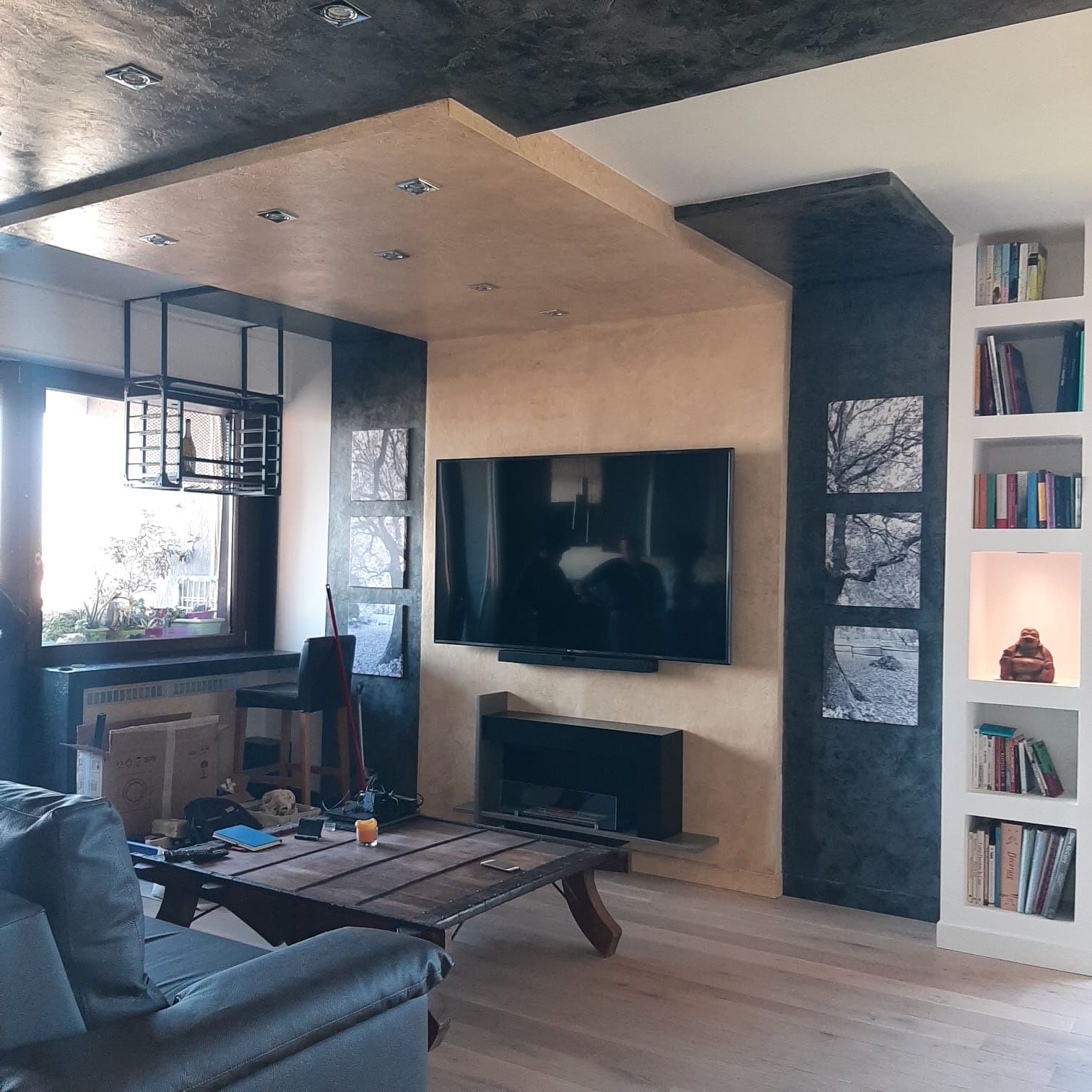 un soggiorno con una TV e delle librerie