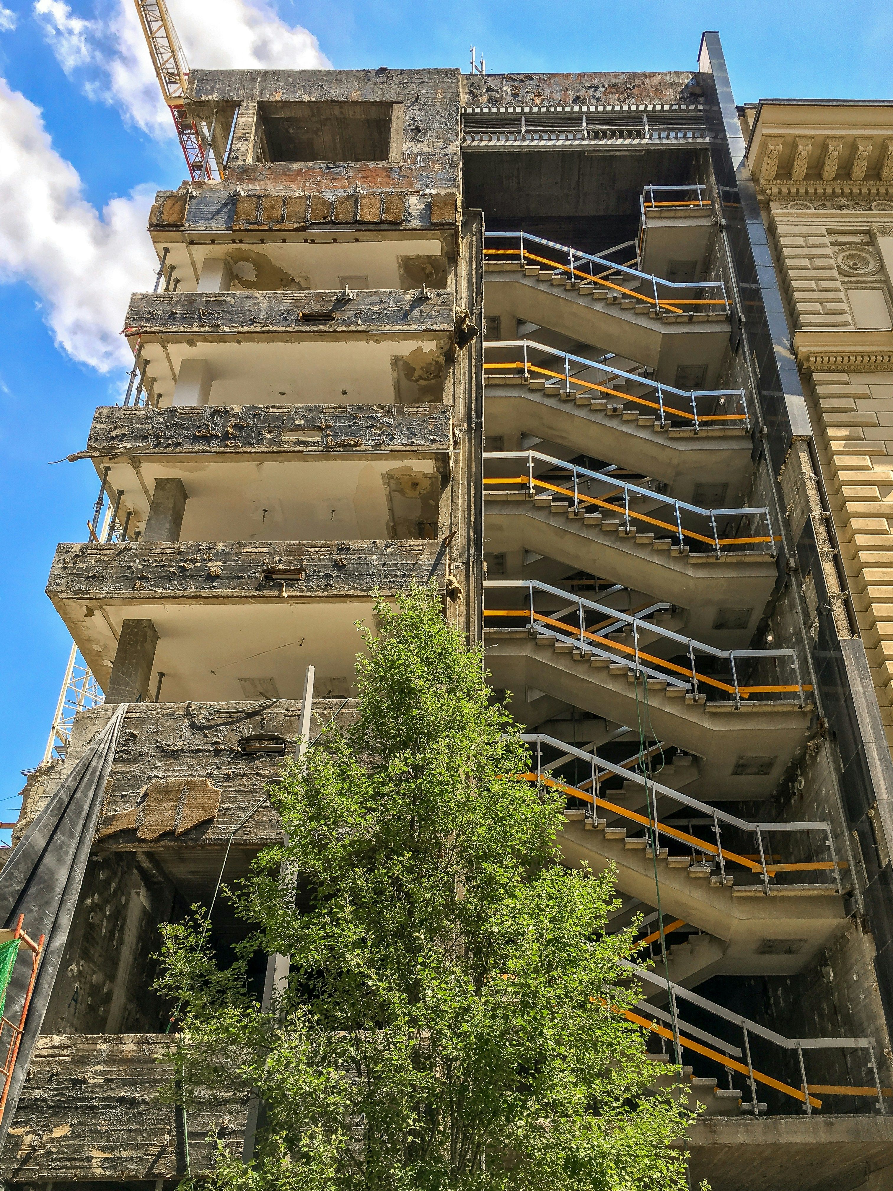 un edificio molto alto con molti balconi